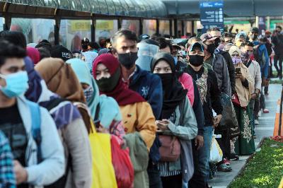 Pekerja antre untuk menaiki Kereta Commuterline saat pulang kerja di kawasan Stasiun Tanah Abang, Jakarta, 27 Agustus 2020. TEMPO / Hilman Fathurrahman W