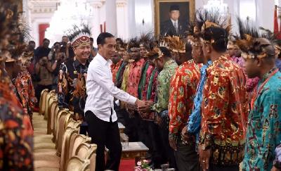 Presiden Joko Widodo didampingi Kepala Badan Intelijen Negara Budi Gunawan bertemu dengan 61 tokoh Papua di Istana Negara, Jakarta, 10 September 2019. presiden.go.id