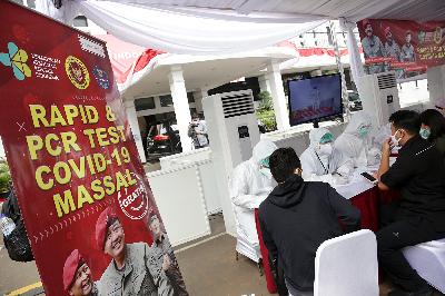 Badan Intelijen negara bekerja sama dengan Kemenkes menggelar swab tes dan rapid test di halaman Gedung KPU, Jakarta, 4 Agustus 2020. TEMPO/M Taufan Rengganis