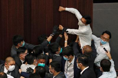 Eddie Chu Hoi (kanan) diamankan petugas saat pertemuan dengan Komite DPR Dewan Legislatif, di Hong Kong, China, 8 Mei 2020. REUTERS/Tyrone Siu