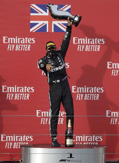 Lewis Hamilton menjuarai Emilia Romagna Grand Prix di Autodromo Enzo e Dino Ferrari, Imola, Italia, 1 November 2020.  Reuters/Luca Bruno