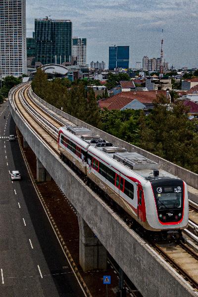 Moda transportasi Light Rail Transit rute Kelapa Gading-Velodrome melintas di kawasan Pulo Mas, Jakarta, 2 November 2020. Tempo/Tony Hartawan