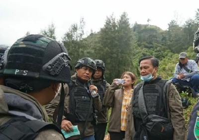 Olah TKP yang dipimpin Ketua Tim TGPF Intan Jaya Benny Mamoto (kanan) di Hitadipa dan Sugata, Papua, 11 Oktober 2020. polkam.go.id