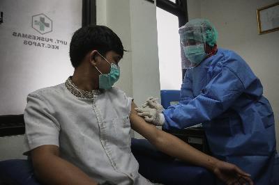 Tenaga kesehatan melakukan Simulasi Vaksinasi Covid-19 di Puskesmas Tapos, Depok, Jawa Barat, 22 Oktober 2020. TEMPO/M Taufan Rengganis