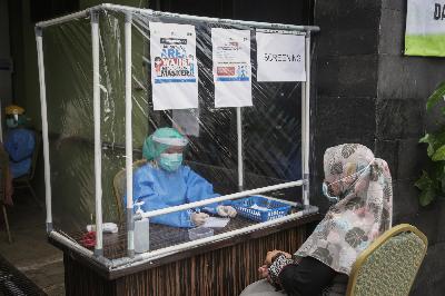Proses screening pada prosedur standar operasional saat Simulasi Vaksinasi Covid-19 di Depok, Jawa Barat, 22 Oktober 2020. TEMPO/M Taufan Rengganis