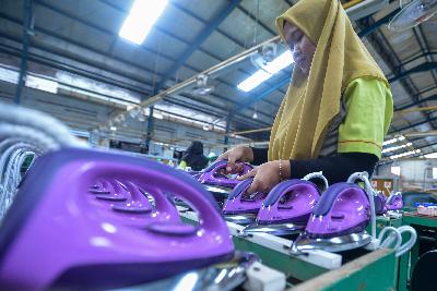 Pekerja merakit alat rumah tangga jenis seterika di PT Selaras Citra Nusantara Perkasa, Cileungsi, Bogor, Jawa Barat, Oktober 2019. Tempo/Tony Hartawan
