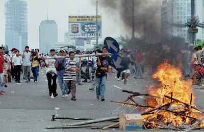 Protes mahasiswa menolak Sidang Istimewa (SI) MPR 98 dengan aksi pembakaran di sekitar Jembatan Semanggi, Jakarta, 1998. Dok TEMPO/ Robin Ong