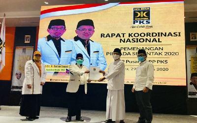 Pimpinan DPW PKS Jawa Timur saat memberikan surat rekomendasi kepada pasangan Saifullah Yusuf dan Adi Wibowo maju di Pilkada Kota Pasuruan tahun 2020. Antara/Ist