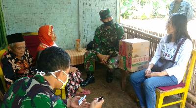 Relawan MPB memberikan bantuan sembako, APD dan masker di Bogor, Jawa Barat, 3 November 2020. TEMPO/M.A MURTADHO