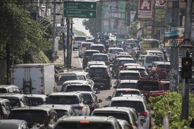 Kemacetan menuju kawasan Puncak di Gadog, Bogor, Jawa Barat, 29 Oktober 2020.  TEMPO/M Taufan Rengganis