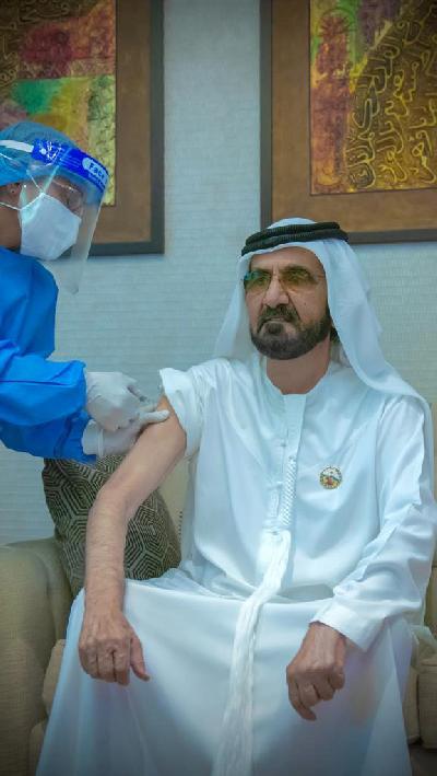 Perdana Menteri dan Wakil Presiden Uni Emirat Arab Mohammed bin Rashid Al Maktoum disuntikan vaksin virus corona di Dubai, Uni Emirat Arab, 3 November 2020. WAM/Handout via REUTERS