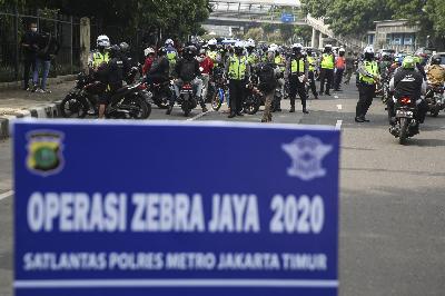 Operasi Zebra di Kawasan Cawang, Jakarta, 26 Oktober 2020. TEMPO/Muhammad Hidayat
