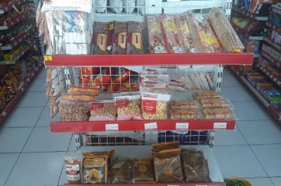 Produk UMKM lokal Bali dipasarkan di salah satu minimarket di Bali. Antara/Komang Suparta
