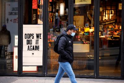 Warga melintas di depan toko yang tutup pada hari pertama diberlakukan lockdown di London, Inggris, 5 November 2020. REUTERS/John Sibley