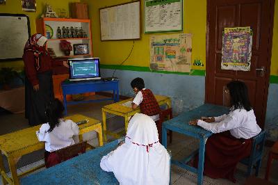 Murid SD mengikuti pelajaran secara daring via tv satelit di aula serbaguna RW 05 Kelurahan Cibangkong, Bandung, Jawa Barat, 13 Oktober 2020. TEMPO/Prima Mulia