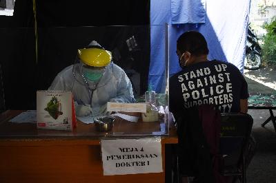 Dokter memeriksa pasien dengan gejala demam dan batuk di tenda infeksius Puskesmas Tamblong, Bandung, Jawa Barat, 30 September 2020. TEMPO/Prima Mulia