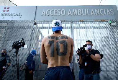 Penggemar Diego Maradona berdiri di luar klinik di Olivos, pinggiran Buenos Aires, Argentina 3 November 2020. REUTERS / Matias Baglietto