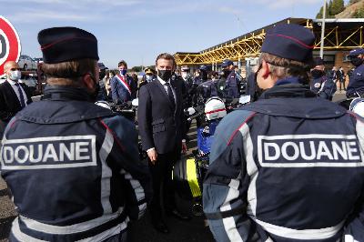 Presiden Prancis Emmanuel Macron dalam kunjungan mengenai penguatan kontrol perbatasan di perbatasan Spanyo-Prancis, di Le Perthus, Prancis, 5 November 2020. Guillaume Horcajuelo / Pool via REUTERS