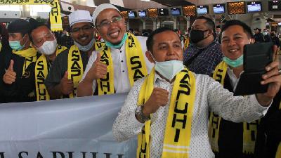 Sejumlah calon jamaah umrah berswafoto sebelum menaiki pesawat di Terminal 3 Bandara Soekarno Hatta, Tangerang, Banten, Minggu (1/11/2020)./ ANTARA FOTO/Muhammad Iqbal