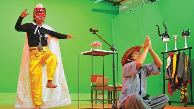 Gunawan Maryanto (jubah kuning, berdiri) dalam Juru Selamat untuk Pemula, dalam Pertunjukan daring berjudul The Messiah for Dummies. Dokumentasi Teater Garasi