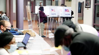 Suasana pemberian suara dalam Pemilihan Presiden Amerika Serikat di Flint, Michigan, 3 November 2020./ Reuters/Shannon Stapleton