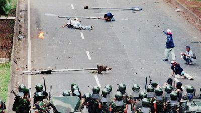 Protes mahasiswa menolak Sidang Istimewa (SI) MPR 98 di sekitar Semanggi, Jakarta, 1998. Dok TEMPO/Rully Kesuma