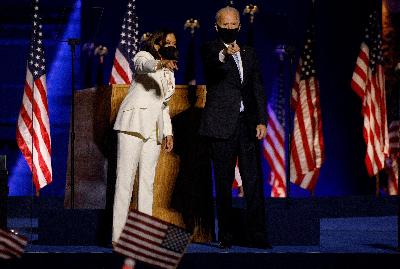 Joe Biden dan Kamala Harris tampil di depan pendukungnya di Wilmington, Delaware, Amerika Serikat, 7 November 2020. REUTERS/Jim Bourg