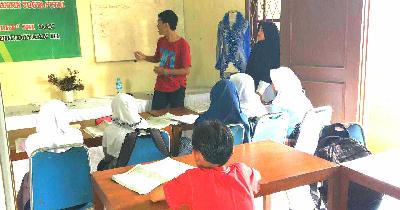 Tutor IPB memberikan bimbingan belajar kepada para murid dalam program Edelwis dan IMbooz di desa Malasari, Kabupaten Bogor, Jawa Barat, 5 November 2020. Tempo/M.A Murtadho