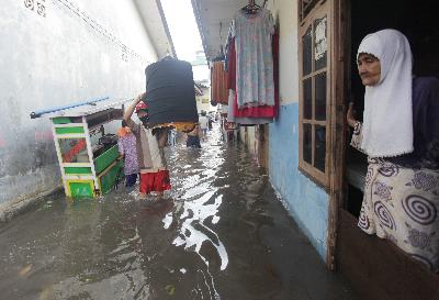 Banjir yang melanda permukiman di Kemang Utara, Jakarta, 8 November 2020. ANTARA/Reno Esnir
