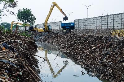 Pengerukan lumpur menggunakan alat berat di Kali Tambun Rengas, Cakung, Jakarta, 9 November 2020. Tempo/Hilman Faturrahman W.
