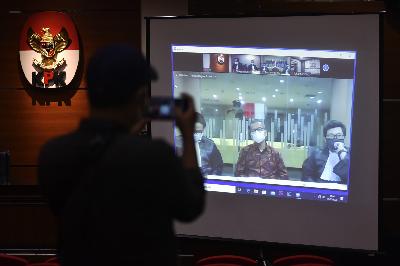 Terdakwa Emirsyah Satar (tengah) mengikuti sidang kasus pengadaan pesawat dan perawatan mesin yang disaksikan melalui layar di gedung Komisi Pemberantasan Korupsi, Jakarta,  8 Mei 2020. TEMPO/Imam Sukamto