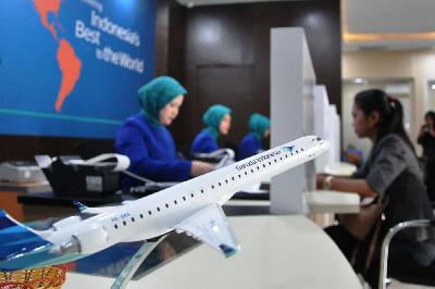 Replika pesawat jenis Bombardier CRJ-1000 di kantor penjualan (sales office) Garuda Indonesia di Medan, Sumatera Utara, 23 Januari 2020. ANTARA/Septianda Perdana