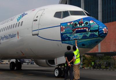Peluncuran pesawat Garuda Indonesia bercorak masker pada bagian moncong pesawat di Hanggar GMF AeroAsia Bandara Soekarno Hatta, Tangerang, Banten, 12 Oktober 2020. ANTARA/Muhammad Iqbal