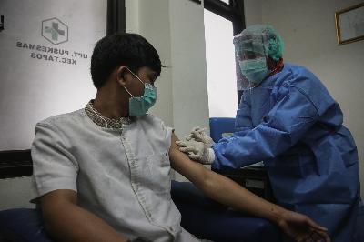 Petugas kesehatan saat melakukan Simulasi Vaksinasi Covid-19 di Puskesmas Tapos, Depok, Jawa Barat, 22 Oktober 2020.   TEMPO/M Taufan Rengganis