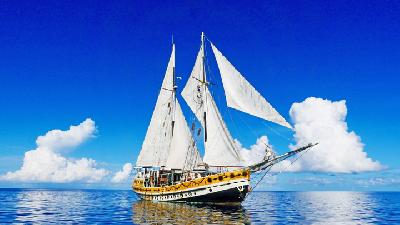 Arka Kinari sailing across the Pacific Atoll, August 24. A Grey Filastine