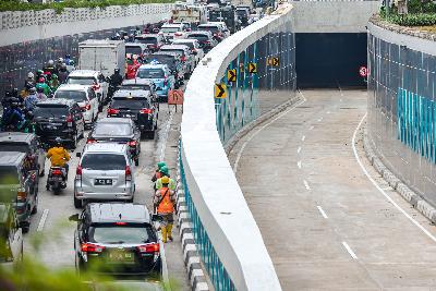 Kemacetan di samping terowongan Senen, Jakarta, 10 November 2020. Tempo/Tony Hartawan