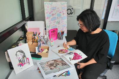 Ilustrator Lepas, Dinda Puspitasari bekerja di working space, Kemang, Jakarta. TEMPO/ Nita Dian