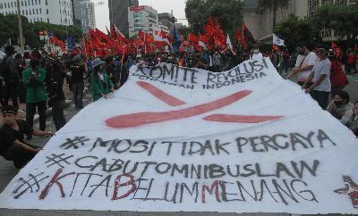 Mahasiswa melakukan aksi menolak UU Omnibus Law Cipta Kerja di sekitar Patung Kuda, Monas, Jakarta, 10 November 2020.  TEMPO/Subekti
