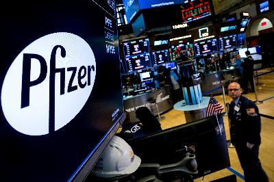 Logo Pfizer tampil dalam monitor di New York Stock Exchange (NYSE), Amerika Serikat, 29 uli 2019. REUTERS/Brendan McDermid