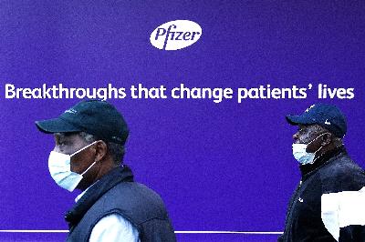 Warga melintas depan kantor pusat Pfizer di New York, Amerika Serikat, 9 November 2020. REUTERS/Carlo Allegri