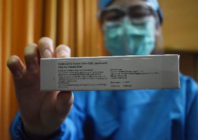 Dokter menunjukan kemasan vaksin Covid-19 Sinovac saat pelaksanaan uji klinis vaksin Covid-19 di RS Pendidikan Universitas Padjadjaran, Bandung, Jawa Barat, 6 Agustus 2020. TEMPO/Prima Mulia