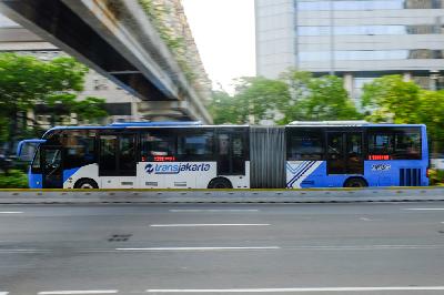 Bus transjakarta melintas di kawasan MH Thamrin, Jakarta, 11 November 2020.   TEMPO/Hilman Fathurrahman W