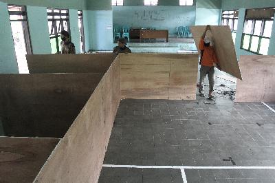 Relawan membuat bilik penyekat di tempat pengungsian Desa Wonokerto, Turi, Sleman, DI Yogyakarta, 10 November 2020. ANTARA/Hendra Nurdiyansyah