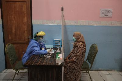Tenaga kesehatan saat melakukan Simulasi Vaksinasi Covid-19 di Puskesmas Tapos, Depok, Jawa Barat, 22 Oktober 2020. TEMPO/M Taufan Rengganis