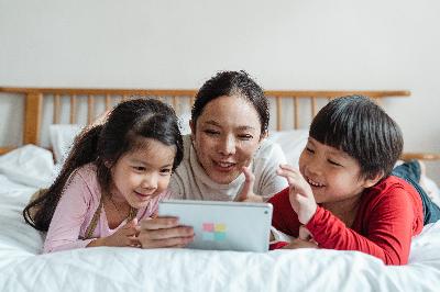 Ilustrasi orang tua mendampingi anak menonton dengan gawai. Pexels/Ketut Subiyanto 