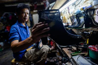 Pembuatan sepatu di kawasan Setiabudi, Jakarta, 9 September 2020. Tempo/Tony Hartawan