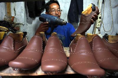 Pembuatan sepatu di industri sepatu rumahan di kawasan Cibaduyut, Bandung, Jawa Barat, Januari 2019. TEMPO/Prima Mulia