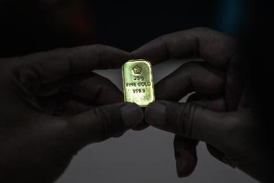 Pegawai memeriksa emas di gadai emas Mandiri Syariah, Pasar Baru, Jakarta, 6 Mei 2020. Tempo/Tony Hartawan