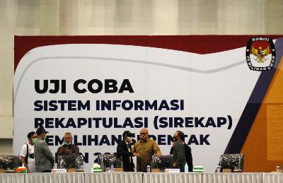 Ketua KPU RI Arif Budiman (ketiga dari kiri) saat uji coba  Sistem Informasi Rekapitulasi Pilkada serentak (Sirekap) di Kabupaten Bandung, Jawa Barat, 9 September 2020. TEMPO/Prima mulia