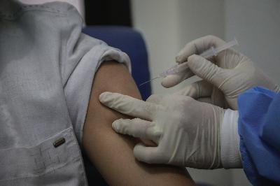 Petugas kesehatan saat melakukan Simulasi Vaksinasi Covid-19 di Puskesmas Tapos, Depok, Jawa Barat, 22 Oktober 2020. TEMPO/M Taufan Rengganis